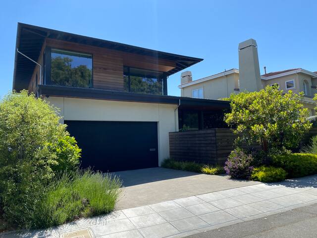 Modern view home – Oakland Hills gallery image 3