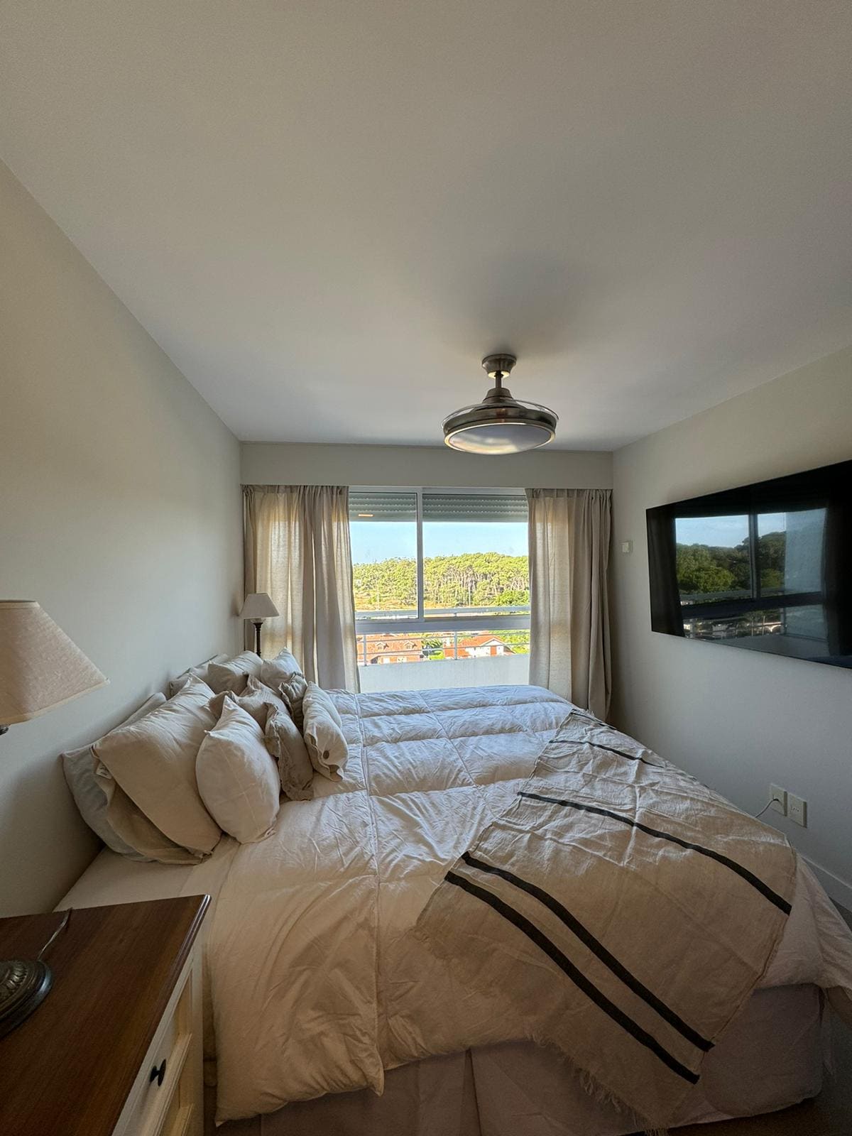 Dhomë gjumi e madhe, krevat super king. 