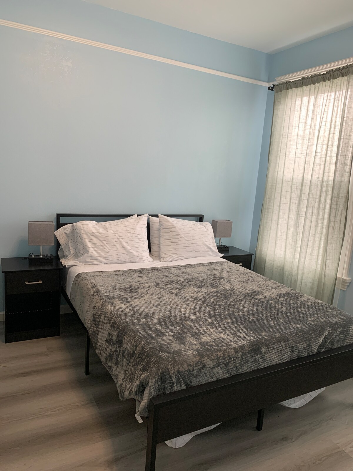 Დედოფლის საძინებელი. როგორც ღამის სადგამს, ისე სანათებს აქვს კომფორტული ელექტრომოწყობილობები და უსბ გამოსასვლელები თქვენი მოწყობილობების დასამუხტად. Უთო, რკინის დაფა, ორთქლსახარში, მტვერსასრუტი, რომელიც მდებარეობს ამ ოთახის კარადაში. 