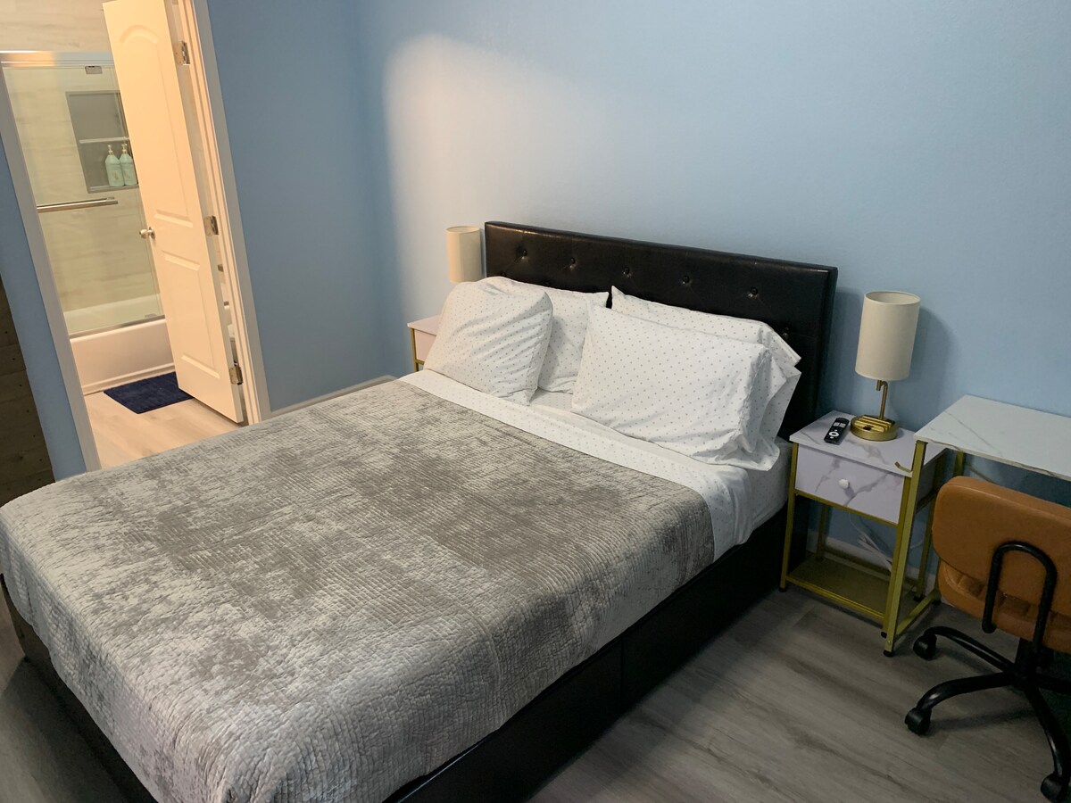 Ძირითადი საძინებელი. საწოლი. Აქვს ცალკე სააბაზანო ოთახი. როგორც ღამის სადგამს, ისე სანათებს აქვს კომფორტული ელექტრომოწყობილობები და უსბ გამოსასვლელები თქვენი მოწყობილობების დასამუხტად. 