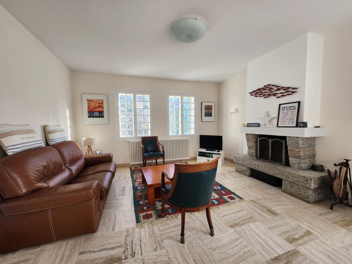 Top performing Airbnb: Large beachfront house | enclosed garden | Wi-Fi in Concarneau