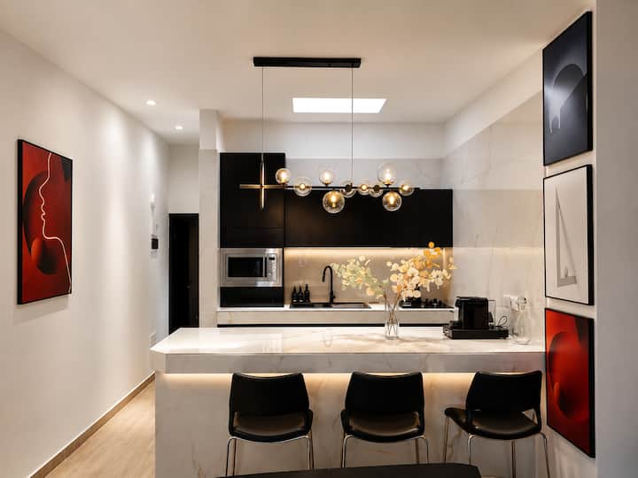 Elegant Escape | Luxury 1br 5 Min Abidjan Mall - Costa do Marfim