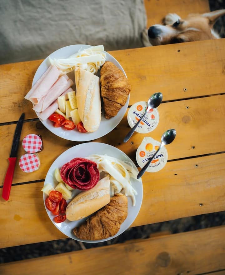 Domáce raňajky s croissantmi na drevenom stole