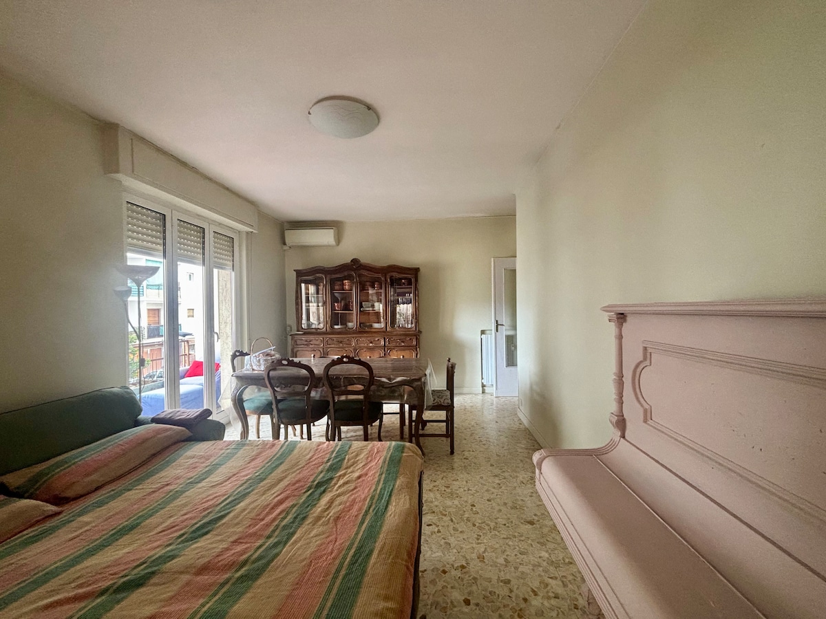 Top performing Airbnb: Apparentamento 1962 - Free private parking in Sanremo