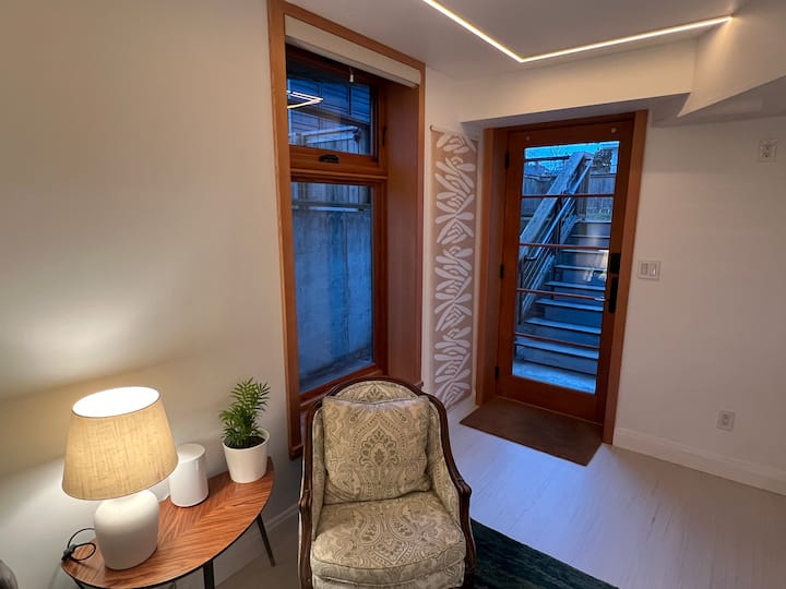 The Tulip Tree | 2 Blks To Alberta | Shops/dining - 
