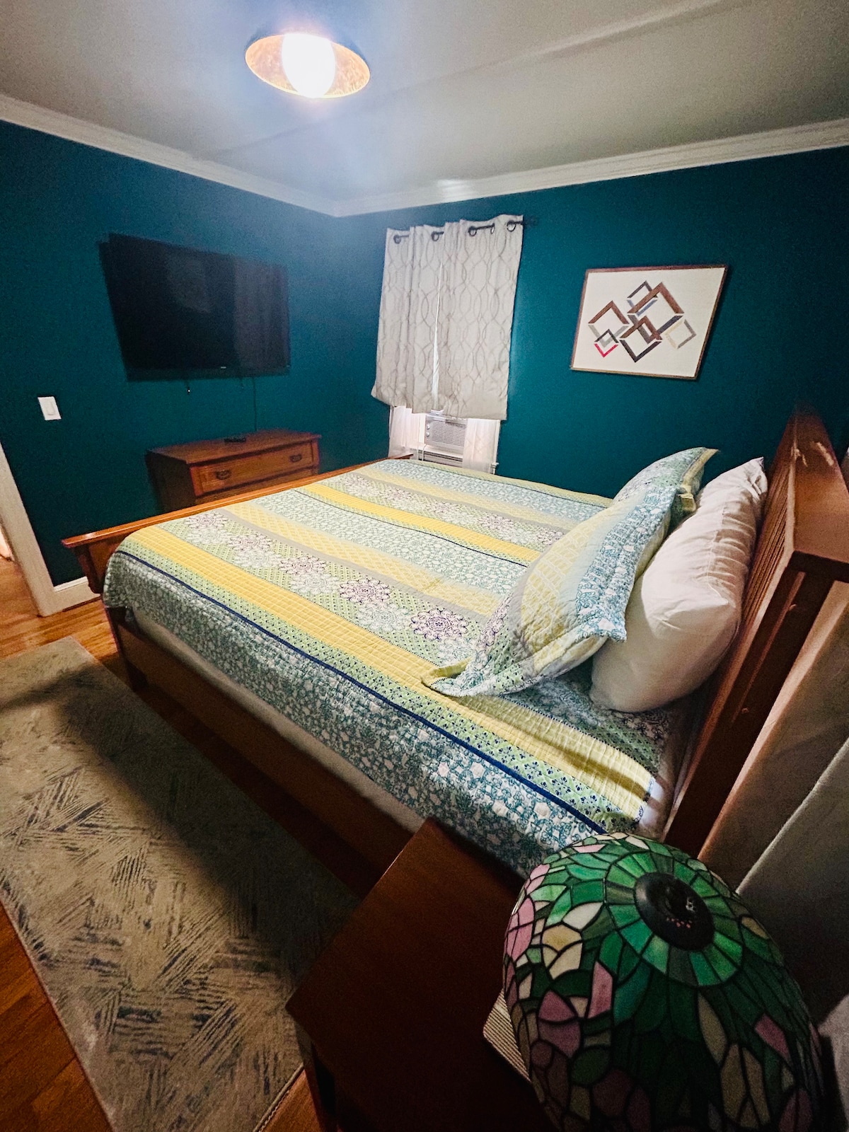 Екстра цврст брачен кревет (широк 150-179 см), гардеробер, великодушен плакар, препрека за облека, клима уред за прозорци, телевизор со Roku, странични маси на секој кревет, и двете опремени со погодни станици за полнење за лесно вклучување на вашите usb кабли и обични уреди со кабел!