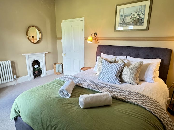 King bed in 2nd bedroom (middle room). Smart TV