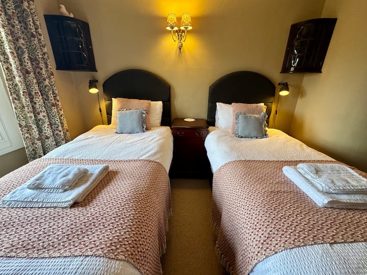 Twin bedroom with 2 single beds.