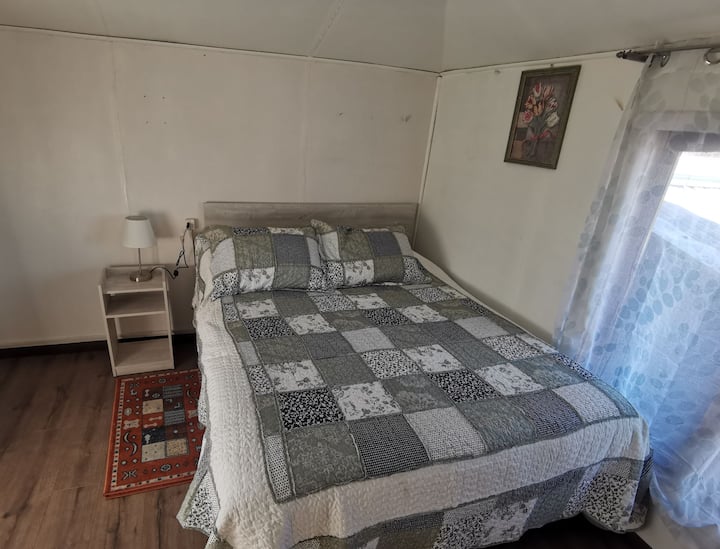 Ruime en comfortabele kamer met prachtige verlichting, zeer warm.  De kamer heeft een tv en een bureau als je wilt werken. 