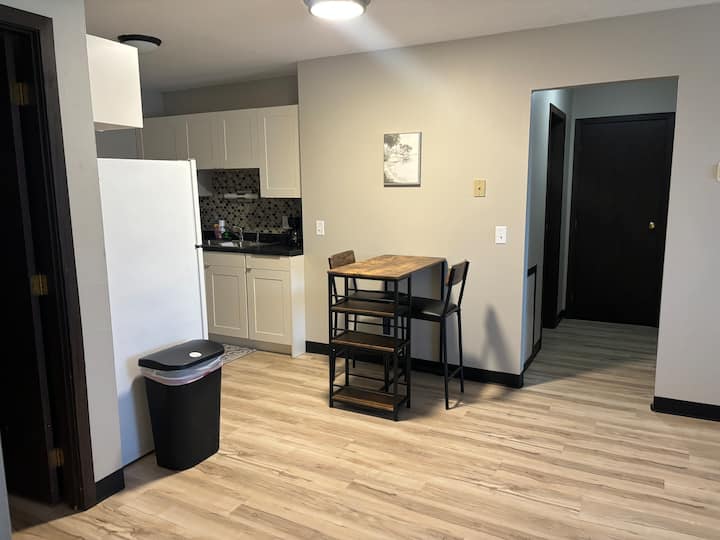 Renovated Apartment | Walk To Downtown | Laundry - Dakota du Nord