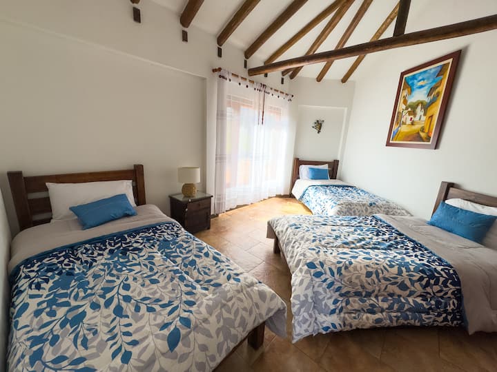 Chumba cha pili cha kulala kina vitanda vitatu vya mtu mmoja, vinavyofaa kwa vikundi au familia ambazo zinahitaji sehemu nzuri ya kupumzika. Mazingira ni tulivu na yanafanya kazi, yamebuniwa ili kutoa starehe na vitendo wakati wa ukaaji