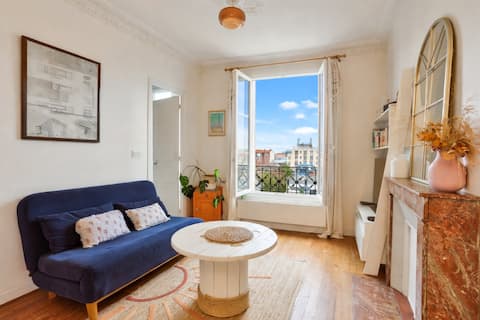 Top performing Airbnb: Charming 2-room apartment, 3-minute walk from Metro 13 in Saint Ouen Sur Seine