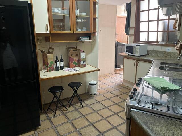 Sophisticated 3 bedrooms with an incredible view! gallery image 3