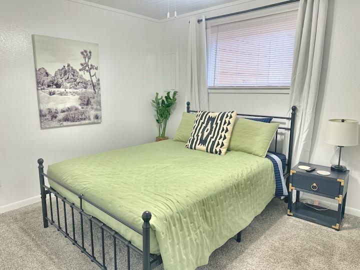 Comfy queen bed, closet, tv and attached bathroom. Branson, Table Rock Lake and Kimberling City Mo vacation!