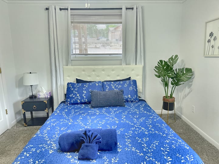 Comfy queen bed, closet, tv and attached bathroom. Branson, Table Rock Lake and Kimberling City Mo vacation!