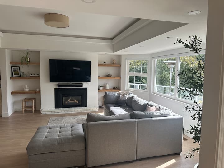 Family Friendly Oasis - Hottub & Yard - West Vancouver
