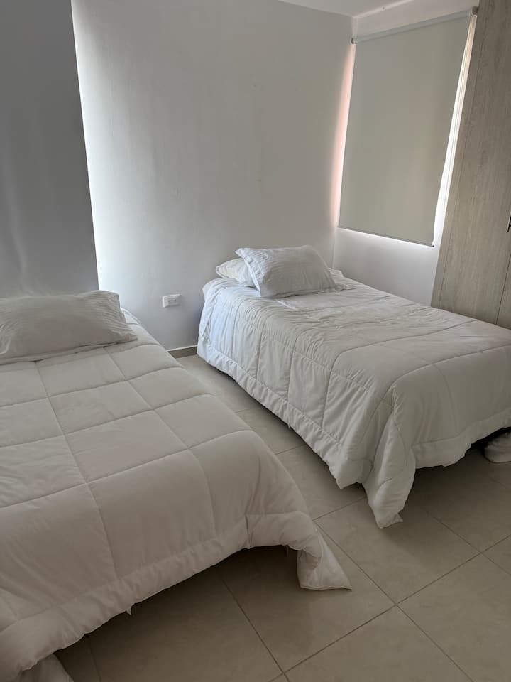  El dormitorio 2  tiene dos camas individuales y su unidad de aire acondicionado para un sueño fresco y cómodo.