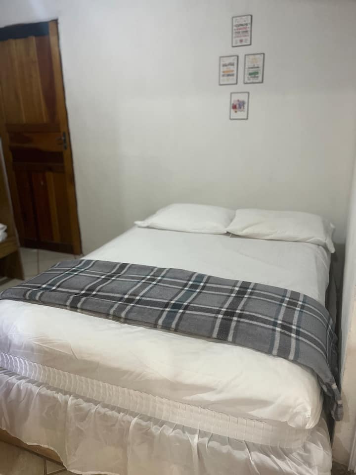 Двойно легло със супер подплатен матрак, всички добре почистени и миришещи чаршафи.