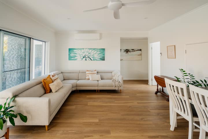 The Palm-five Min Walk To Beach Cafes/restaurants - Sunshine Coast