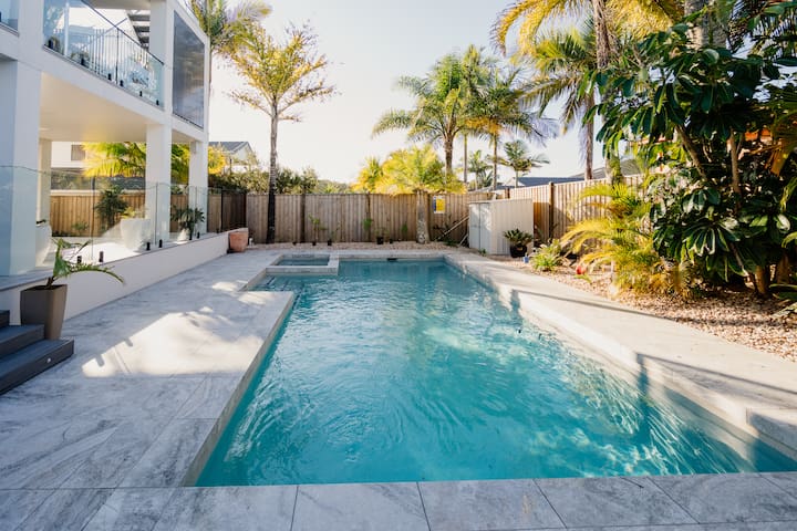 The Palm-Five min walk to Beach Cafes/Restaurants