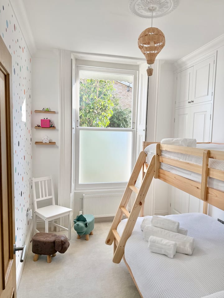 Მე ‑ 2 საძინებელში არის პატარა ორადგილიანი საწოლი, რომელშიც 2 ზრდასრული ადამიანი იძინებს. Ზემოთ მოცემული ერთი ორსართულიანი საცხოვრებელი მხოლოდ ბავშვებს მოემსახურება.
Კარადაში, ასევე, დგას სამგზავრო საწოლი და 2 იკეას მაღალი სკამი.