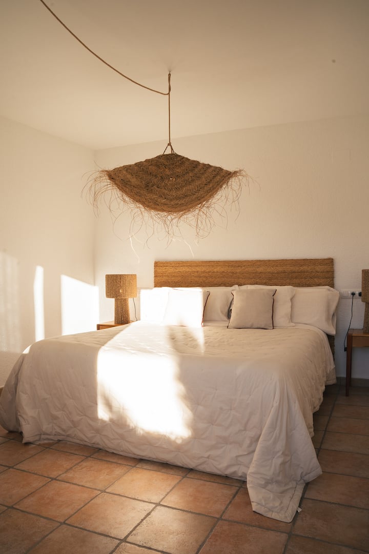 Habitación 4, ubicada en la planta intermedia entre la principal y el área de la piscina. Es una habitación independiente, perfecta para mayor intimidad y con cuarto de baño privado en su interior. 