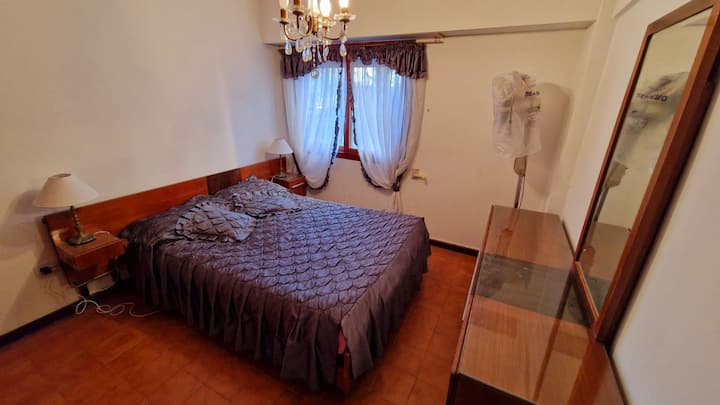 Manželská posteľ s ďalšími vankúšmi a prikrývkou, žalúziou a bezpečnostnými bránami. Podlahový ventilátor. Osvetlenie stolov s samostatnými lampami. Stropný pavúk. Placard so zásuvkami a perchami. Výhľad na ulicu. Tichá ulica.