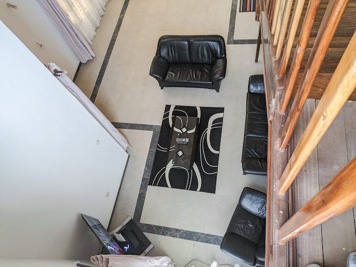 La Maison Blanche |Bafoussam 300 Mètres Du Goudron - Cameroun