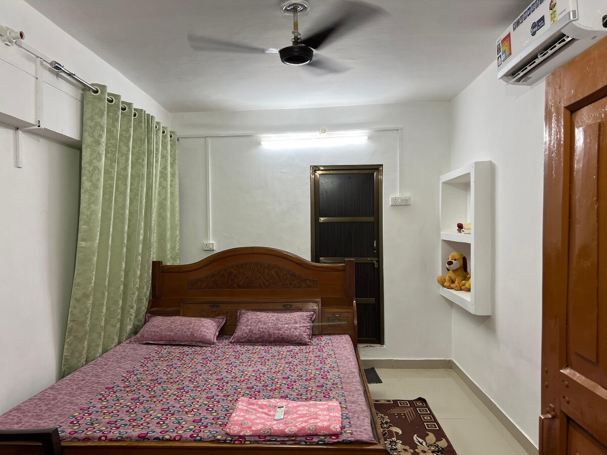 هذه غرفة النوم بسرير مزدوج، وحمام غربي متصل بها .1 فتحة الباب باتجاه الدرج والباب الثاني الآخر باتجاه الشرفة. 