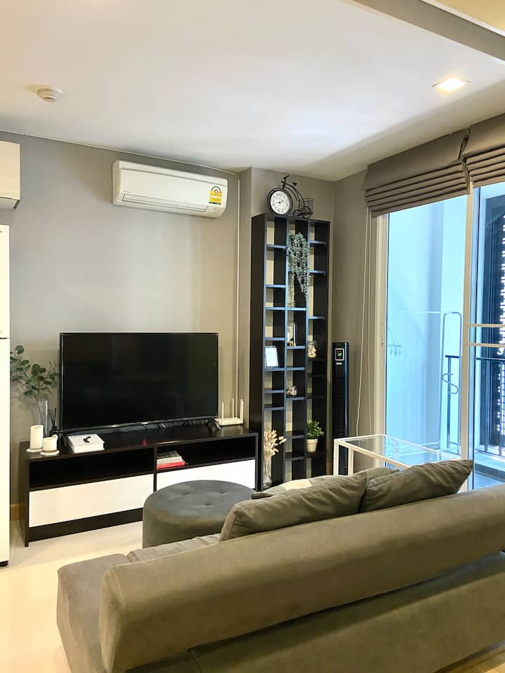 Cozy 1BR in Thonglor & Ekkamai | BTS | pool | gym | Wi-Fi