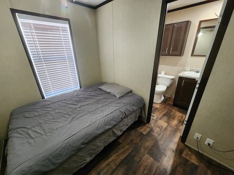 Mancamp Room #2. Private shower No pets|No smoking