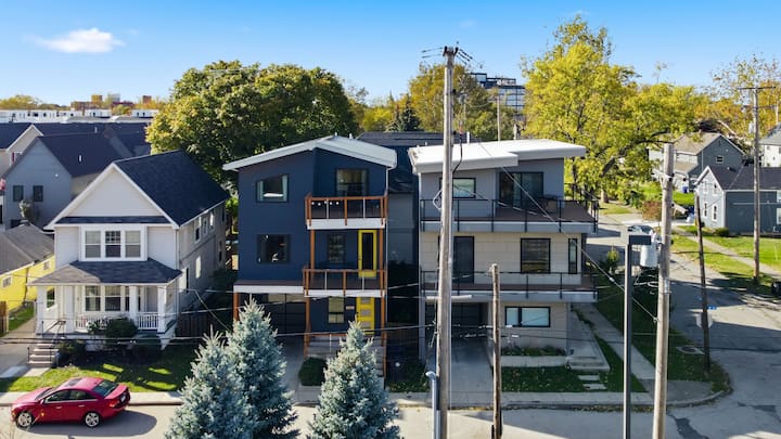 The Double Duck - Sleeps 30! Steps from Downtown - Houses for Rent
