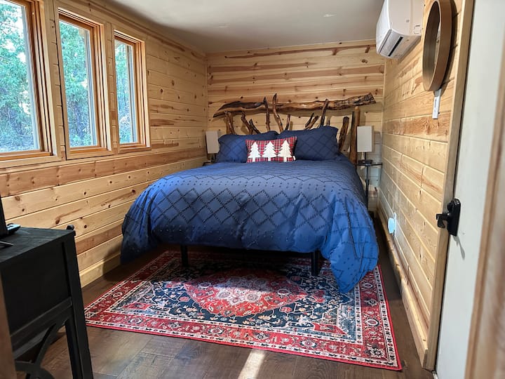 Брачен кревет (широк 150 – 179 см) кој се крева за удобно гледање телевизија. 