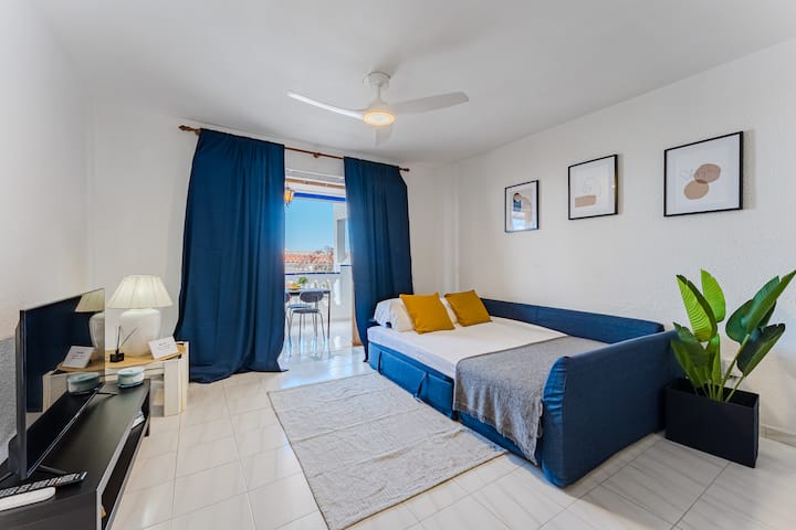 Los Cristianos Stay: Large Terrace & Heated Pool - Teneriffa