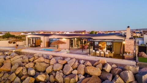 Unique Beachfront House with Villa