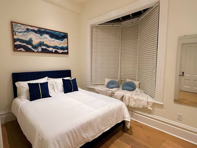 Modern Victorian retreat in downtown SF + Cinema gallery image 5