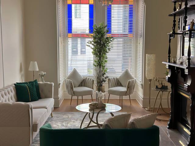 Modern Victorian retreat in downtown SF + Cinema gallery image 2