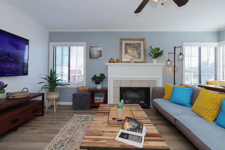 Splendorous Style 2b1b Home Near Disneyland - Tustin, CA