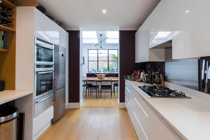 Close to river and park with stunning roof terrace gallery image 5