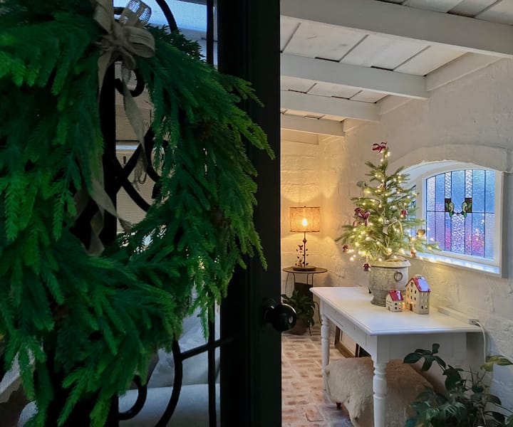 One Wee Cottage Dog Friendly Book Christmas I July - Healesville