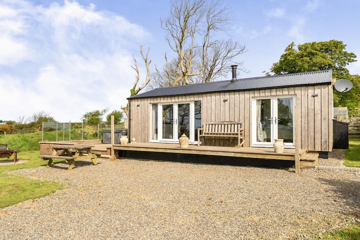 Romantic Hot Tub Lodge , Stunning Views - Trefin