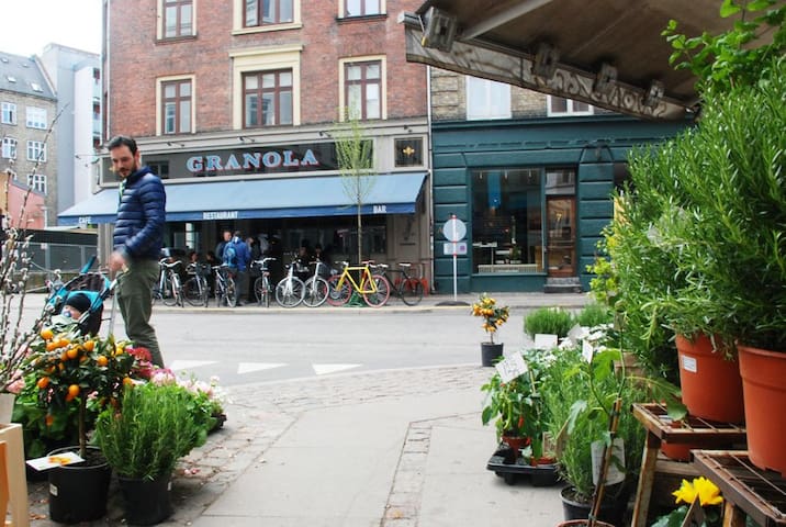 Midt på værnedamsvej – københavnernes lille Paris gallery image 5