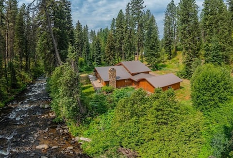 Beautiful 5 Bedroom 4 Bath Home with Hot Tub