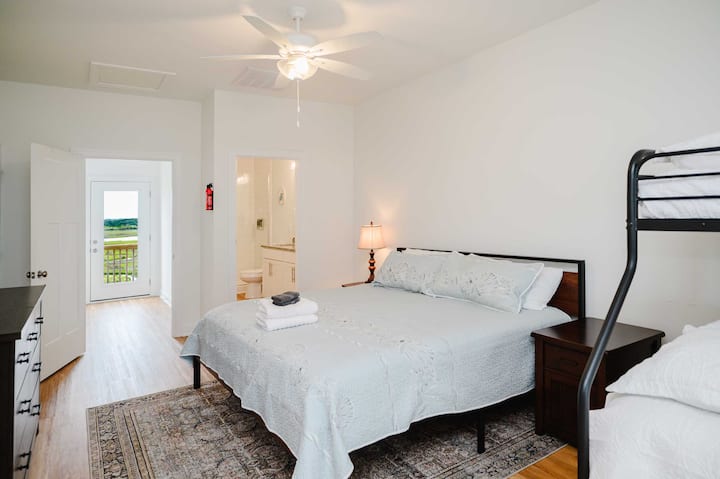 3rd Floor: King suite with ocean and bay decks!