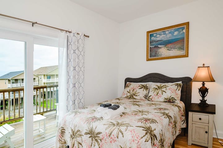 2nd Floor: Classy decor