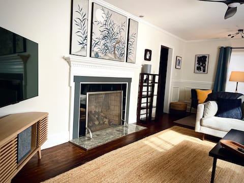 Popular Airbnb listing: MidCentury EastCLT Escape w/ fire pit -the Roanoke in Eastway / Sheffield Park