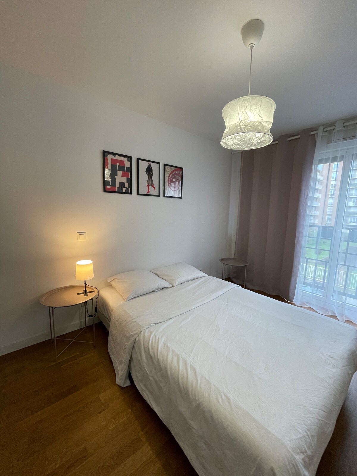 Спална соба со двоен кревет, гардероба, маса за пресоблекување и када за бебиња