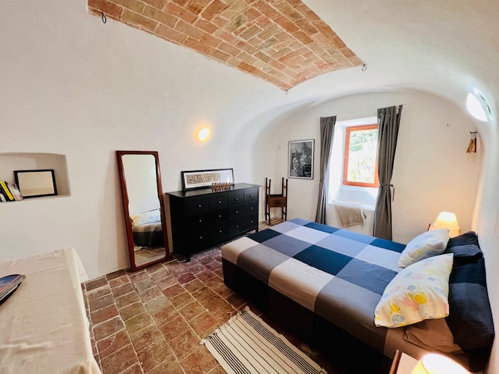 Chumba cha kulala cha pili na dari ya vault na sakafu ya terracotta!