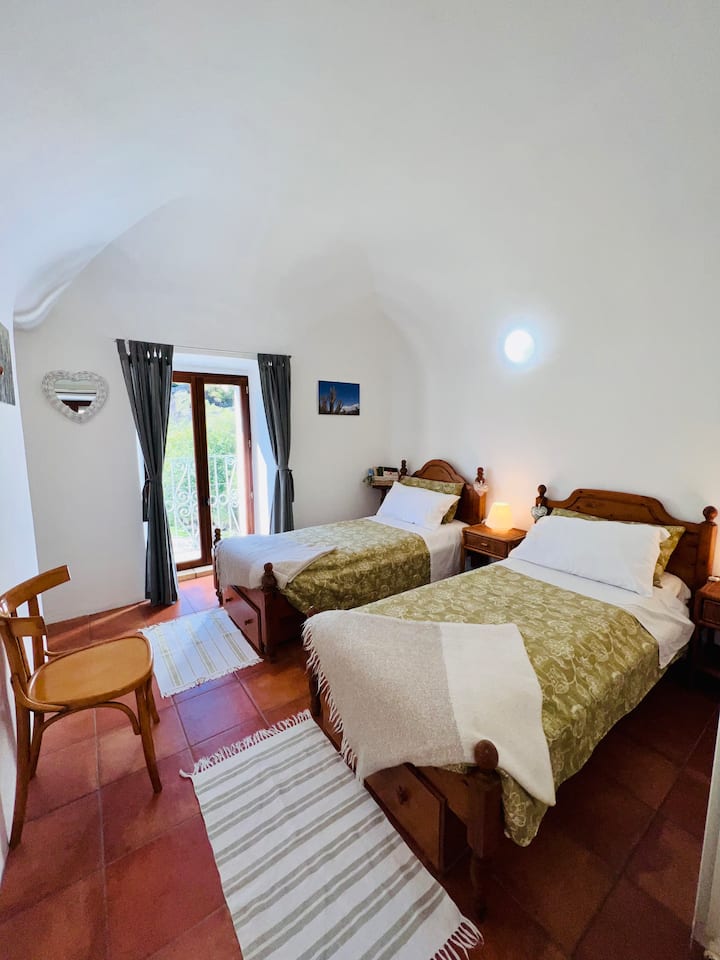 Chumba cha watu wawili kilicho na roshani!