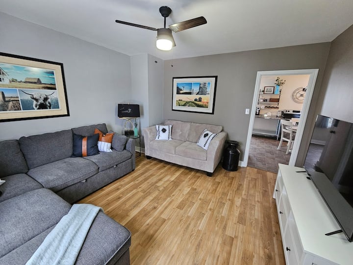 Cómodo sofá y asiento de amor con mucho espacio para pasar las noches en Kapuskasing 